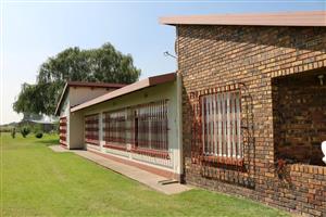 House with granny flat, and two flats (rentals) for sale in Bolton Wold, Midvaal 