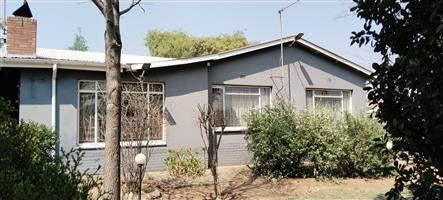 Just a Stone’s Throw from Sedibeng College – Spacious 3-Bedroom Home in Heidelberg Central