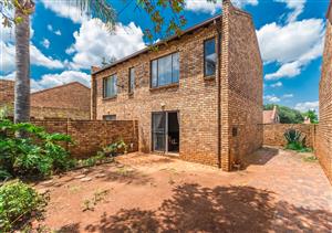 2 Bedroom Duplex for sale in die Hoewes