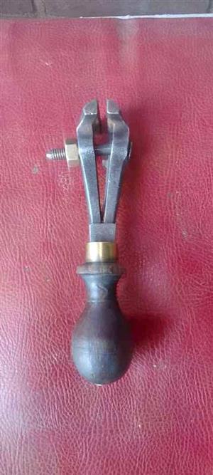 1" hand held vice.