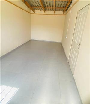 A garage size room to rent in Naturena 