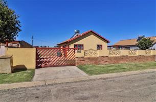 Chance to OWN 2 Bedroom House for Sale in Lenasia South