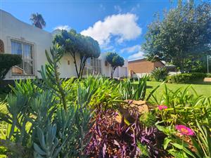 Spaciuos 3-Bedroom Home with Entertainment Areas, Pool & Garden Flat