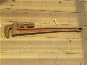 Pipe wrench 36" 