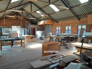 Modern and spacious with 200m2 Workshop - 3 phase electricity - Chicken houses