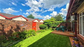 Spacious 2-Bedroom Townhouse in a Secure Estate – Perfect Location!