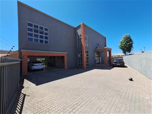 House For Sale in Roylglen