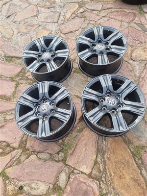Toyota Hilux/Fortuner 17'' original mags set 