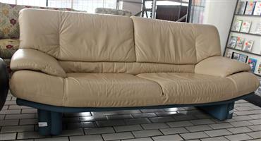 WHITE 2 SEATER LEATHER COUCH S065162A