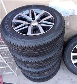 18 inch Toyota Hilux/Fortuner original mags with brand new 265/60/18 Dunlop A/T set