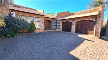 LARGE TOWNHOUE FOR SALE IN SW 5!!!