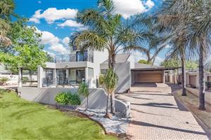 Charming 4-Bedroom Family Home with Loft, Pool & Entertainment Area in Noordheuwel