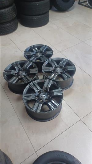 Toyota Hilux/Fortuner 17''original mags set We are located in Pretoria