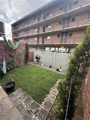 2-bed townhouse in Silverton with garden, parking, aircon, near schools & shops!