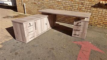 L shaped desk for Sale