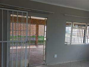 TO RENT- 3 BEDROOM HOUSE BRITS NW