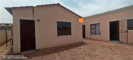 2 BEDROOM HOUSE IN SLOVO PHASE 4 AVAILA FOR RENT