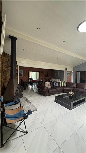  Spacious 4-Bedroom Family Home to Rent – Bramley (centrally located, suburb in