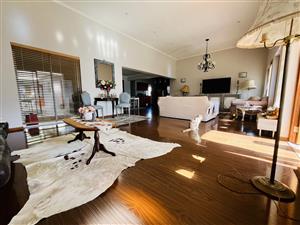 Charming 3-Bedroom Family Home with Mountain Views – Walking Distance to Curro School!