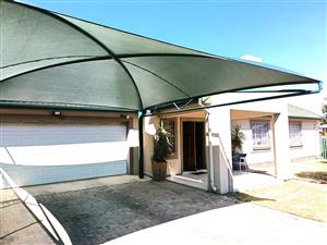 Entertainer’s Paradise with Pool and Double Garage/Onthaalparadys met Swembad en Dubbelmotorhuis