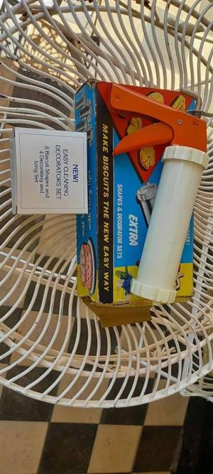 Biscuit & Icing Gun with 12 Decorating and Icing Set