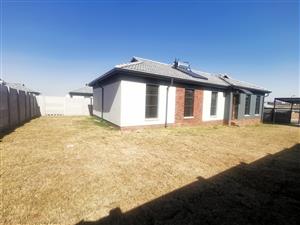 Spacious 3-Bedroom Free-standing House For Sale in Royal Cradle, Witpoortjie - Your Dream Home Await