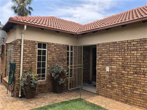 Beautiful 3 bedroom townhouse in Security Complex for sale. 