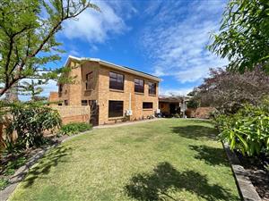 4 Bed Coastal Home with 3 Garages - Tergniet 