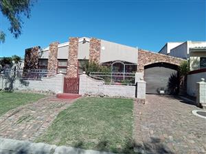 Neat 3-Bedroom Family Home with lock up Garage in Salsoneville, Bethelsdorp