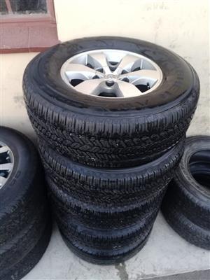 16" Toyota Hilux/Fortuner original mags with 265/70/16 tyres (75% treads) set