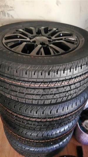 18inch Ford Thunder/Stormtrak/Wildtrak original mags with new 265/60/18 Continental set 