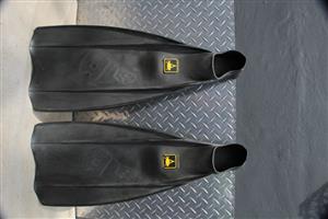 Cressi Italgia closed heel fins for sale, size 9-11 
