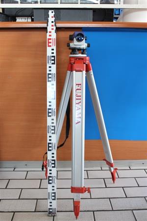 FYMD32 FUJIYAMA DUMPING LEVE W/RULER ANMD STAND IN CASE(S067398A)