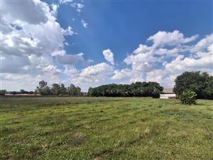 INVESTMENT OPPORTUNITY!!!5600m2 of Vacant Property in between two well established Complexes.