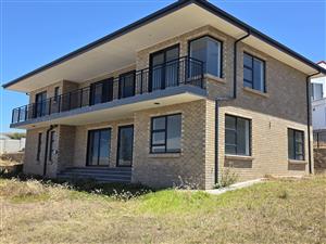 Contemporary 5-Bedroom home + 1 Bedroom flatlet