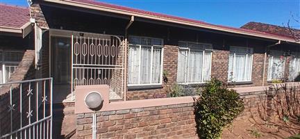 Townhouse For Sale in Birchleigh