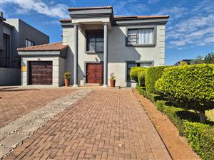 MODERN FAMILY HOME IN PRESTIGIOUS THORNHILL ESTATE