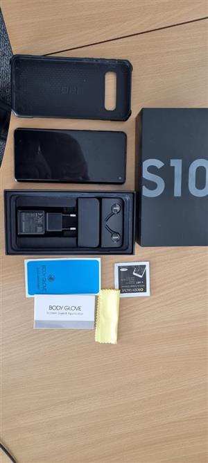 Samsung Galaxy S10 smart cell phone, comes with box, charger, ea phones and UAG 