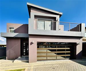 Elegant Modern Home With Solar Power