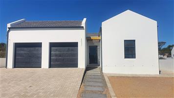 Brand new, light and bright modern home in Shelley Point golf estate. No Transfer Duty