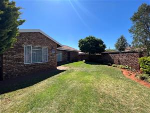 Townhouse For Sale in South Ridge