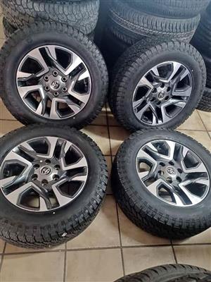 18inch Toyota Fortuner original mags with brand new 265/60/18 General Grabber AT3 set 