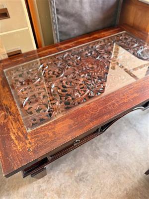 SOLID WOOD MAHOGANY COFFEE TABLE WITH GLASS TOP