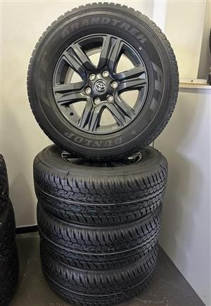 Toyota Hilux/Fortuner 17'' original mags with brand new 265/65/17 Dunlop Grandtr
