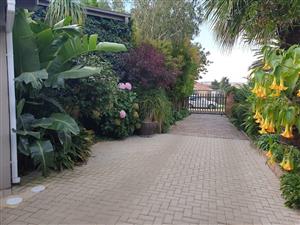 Splendid Upmarket Home with Dream Garden and Entertainer’s Delight