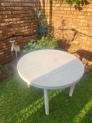 Round Plastic table ,can disassemble easy. For sale. 1m diameter.