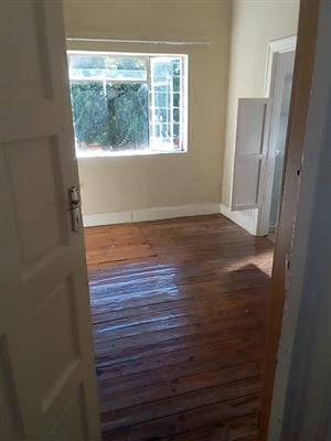 En-suite bedroom with shower and toilet to rent in Kensington