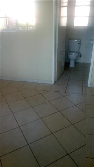 Outside room with shower and toilet to rent in Observatory (Johannesburg)