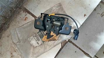 New Genuine Renault Clio 4 Bonnet Lock