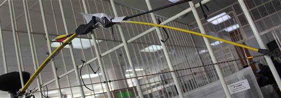 BLACK AND TELLOW BOW AND ARROW WITH ONE ARROW S065527C